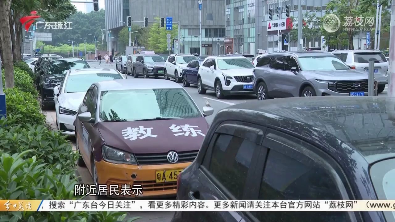 【粤语新闻】广州番禺万博商圈路边违停成露天停车场
