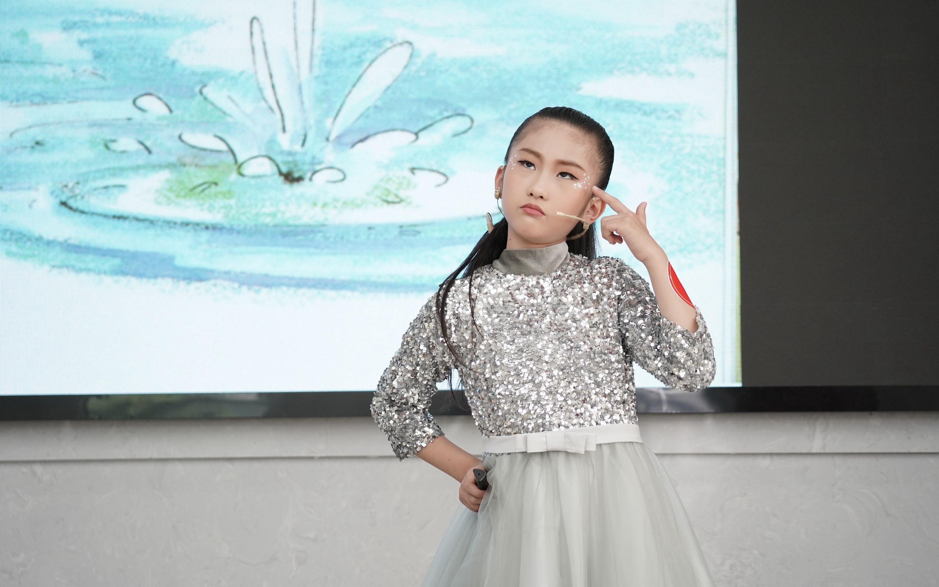 昆阳一小陈梓妍英语绘本讲故事《五只小猴子坐在树上》