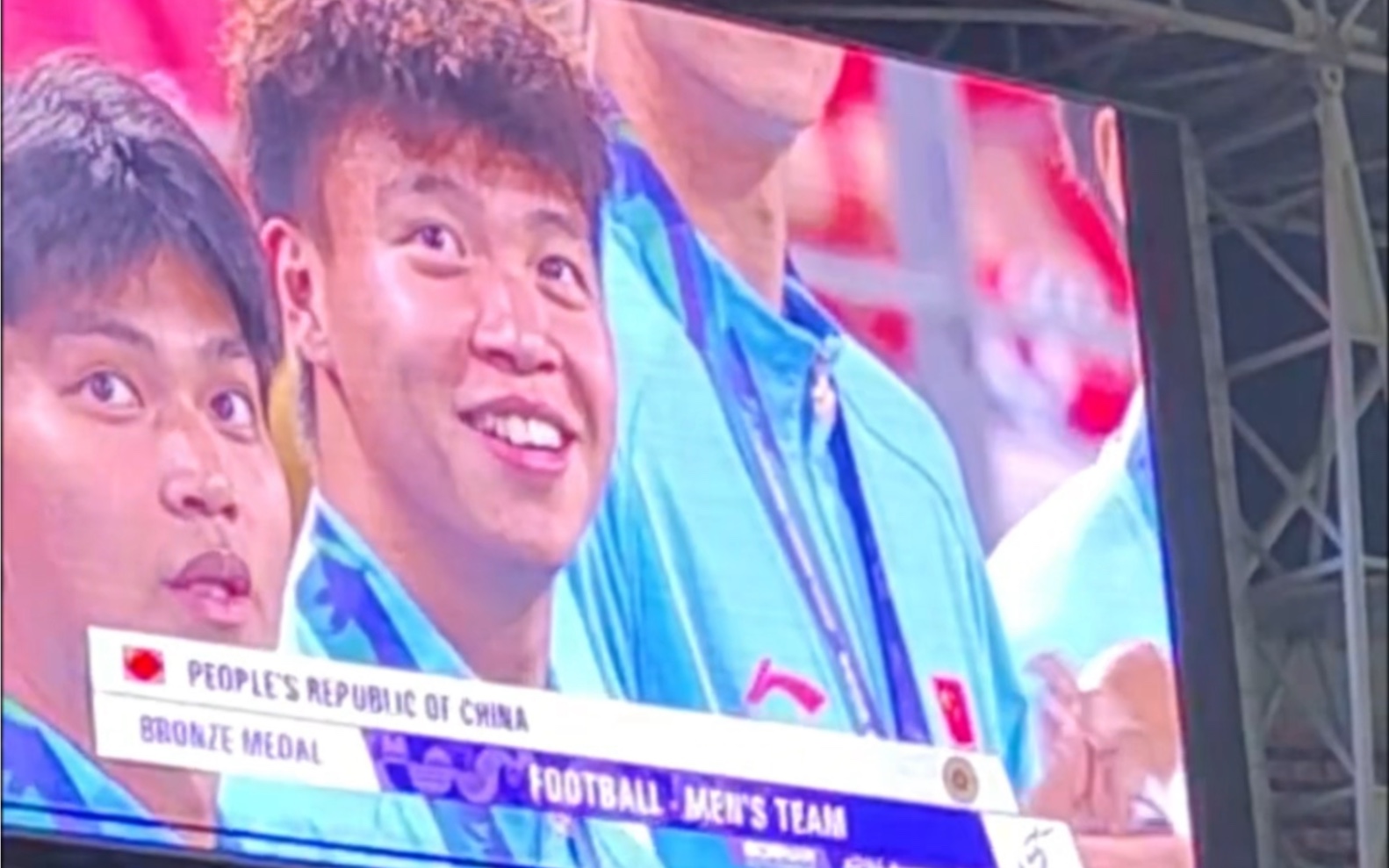 颁奖典礼！U23国足领取亚运会铜牌！