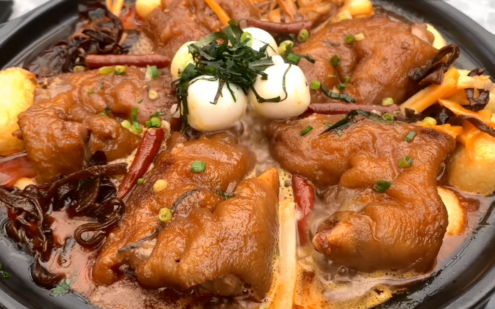 广西螺蛳猪脚煲,堪称螺蛳粉的小弟,名气小一点,一次5块不够吃