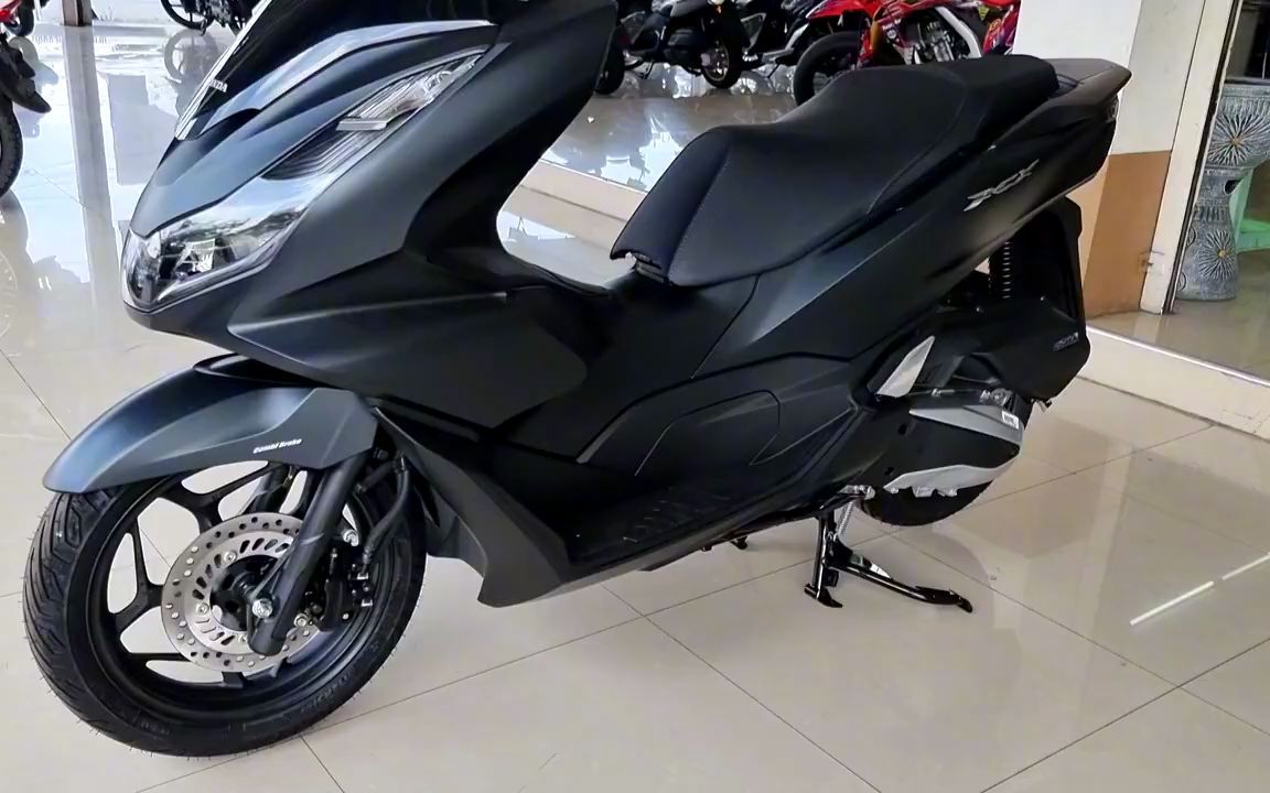 2021款本田踏板车pcx160到店实拍,颜值真不赖!
