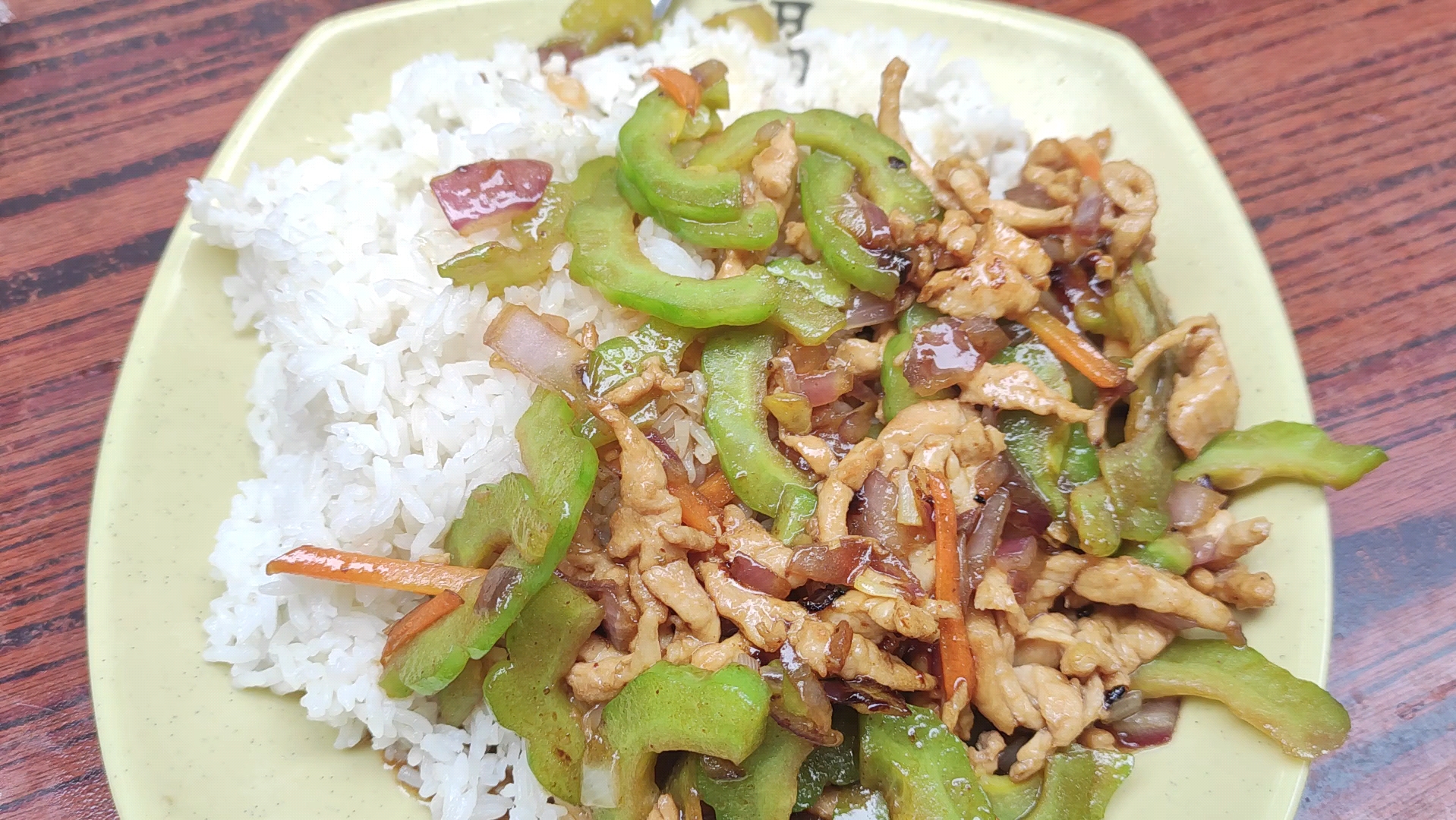 好久没吃苦瓜肉丝饭了,出去吃下