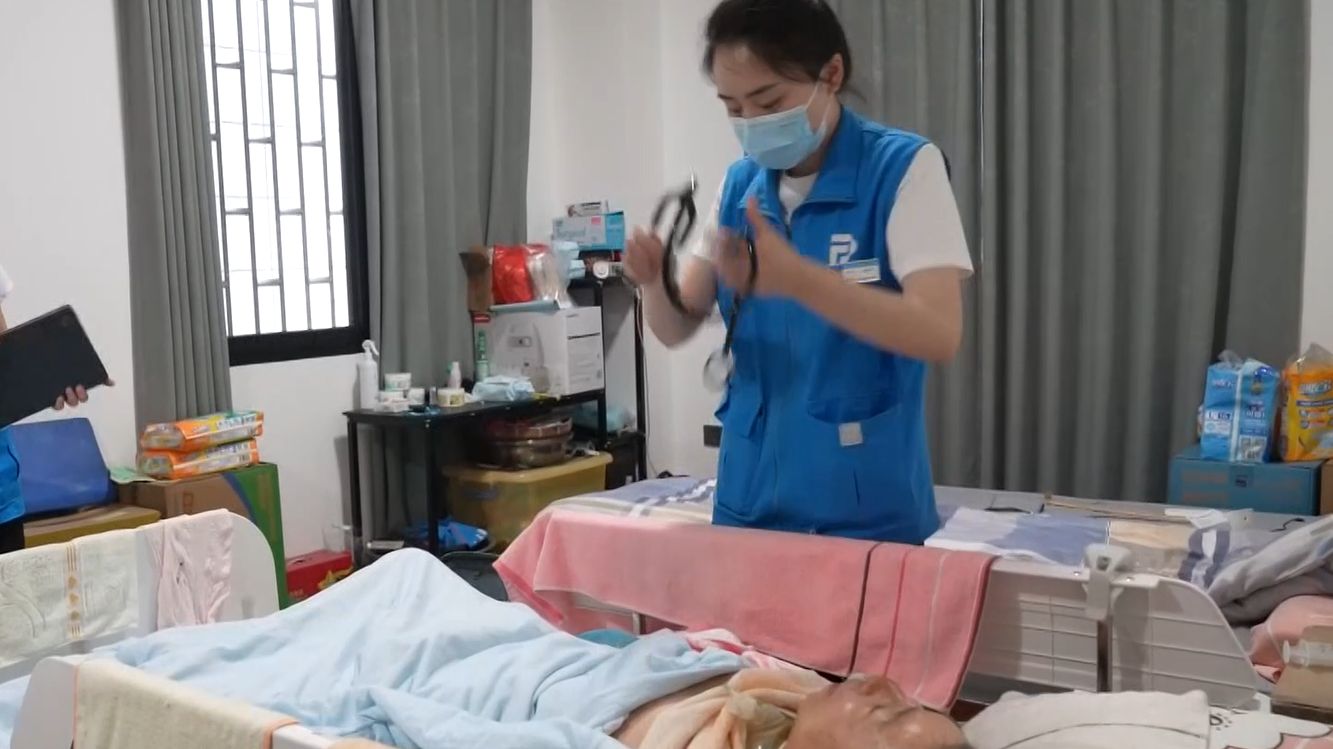 焦点访谈|在家也能 “住院”：家庭病床国家新规落地，医保、转诊难题逐步破解。