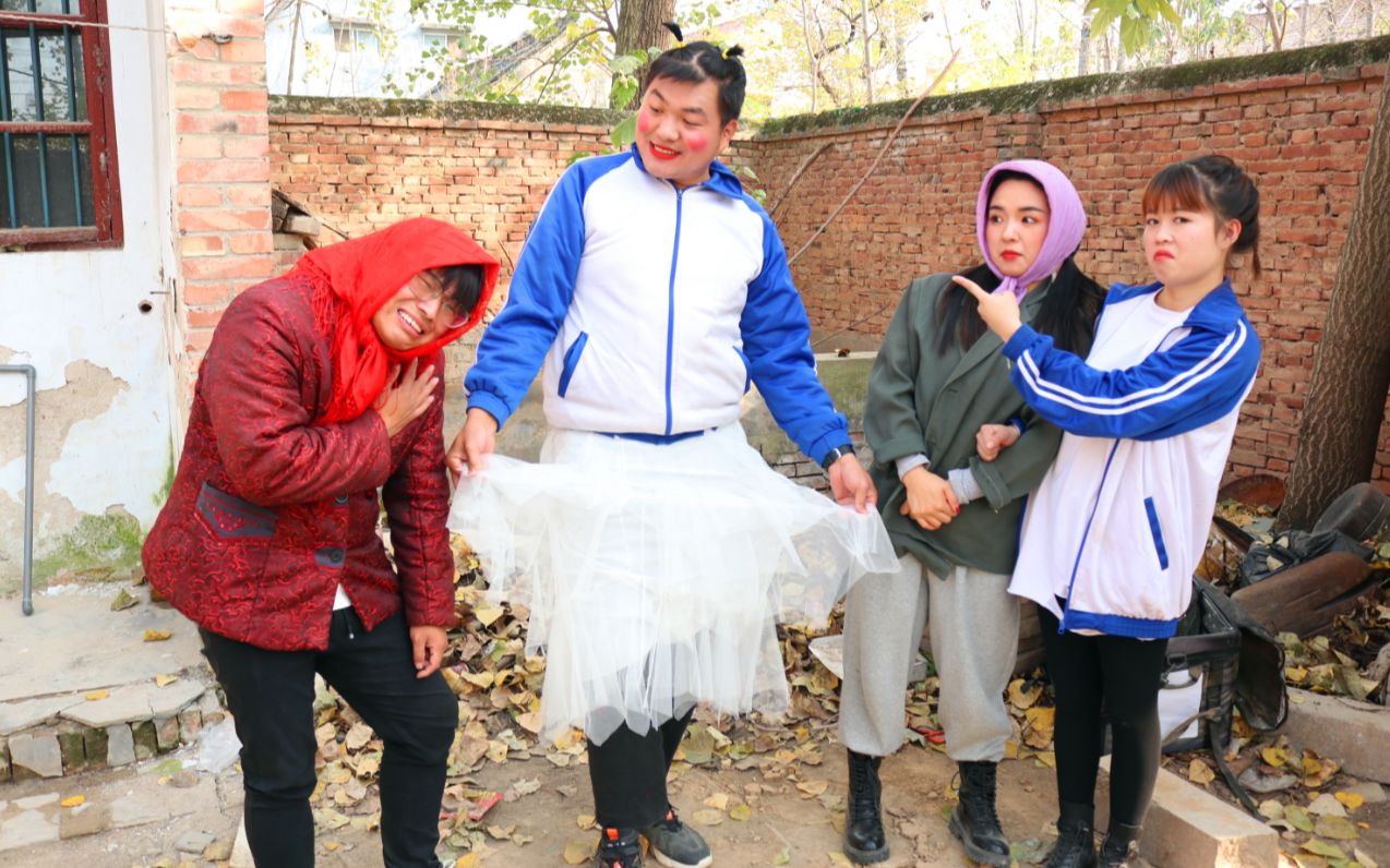 [图]为了满足妈妈的“闺女梦”，大雄竟然穿起了花裙子，真奇葩