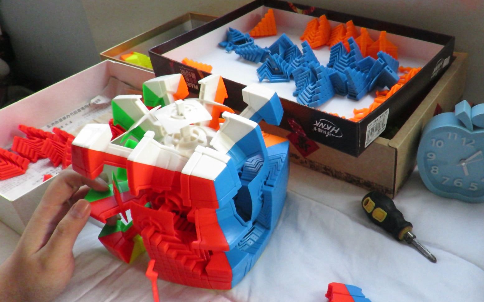 硬核男子在线徒手组装17阶魔方