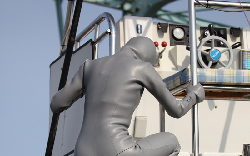 银色光皮潜水湿衣 女蛙人