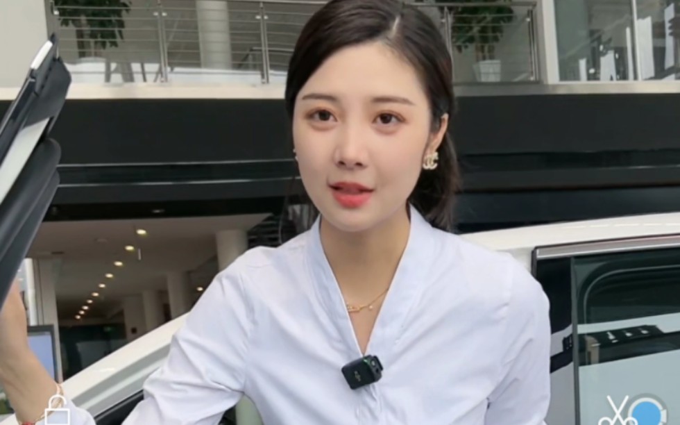 合肥利之星奔驰美女主播肉丝制服大长腿讲车