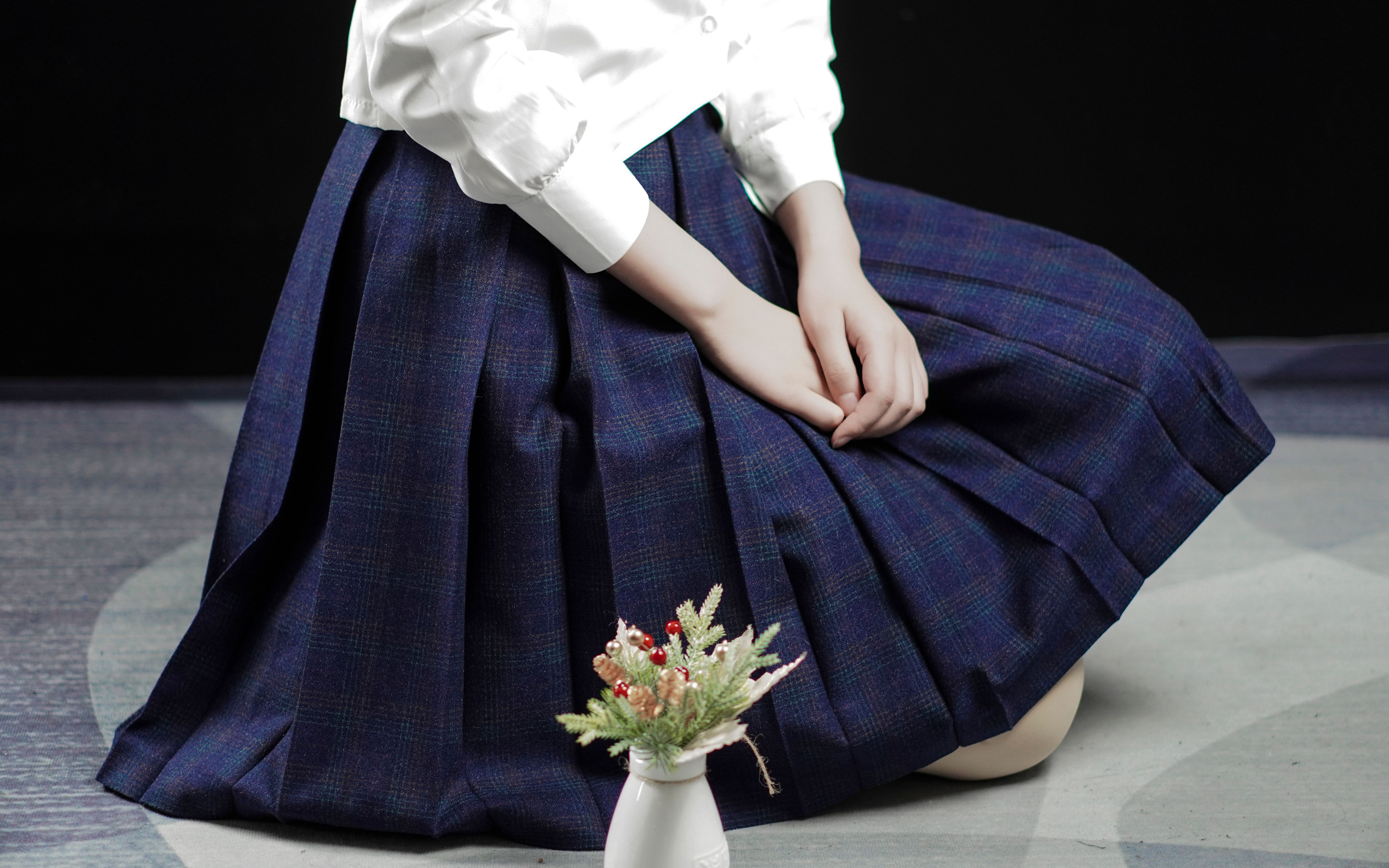 八箱褶叶岚中暗纹蓝底格裙