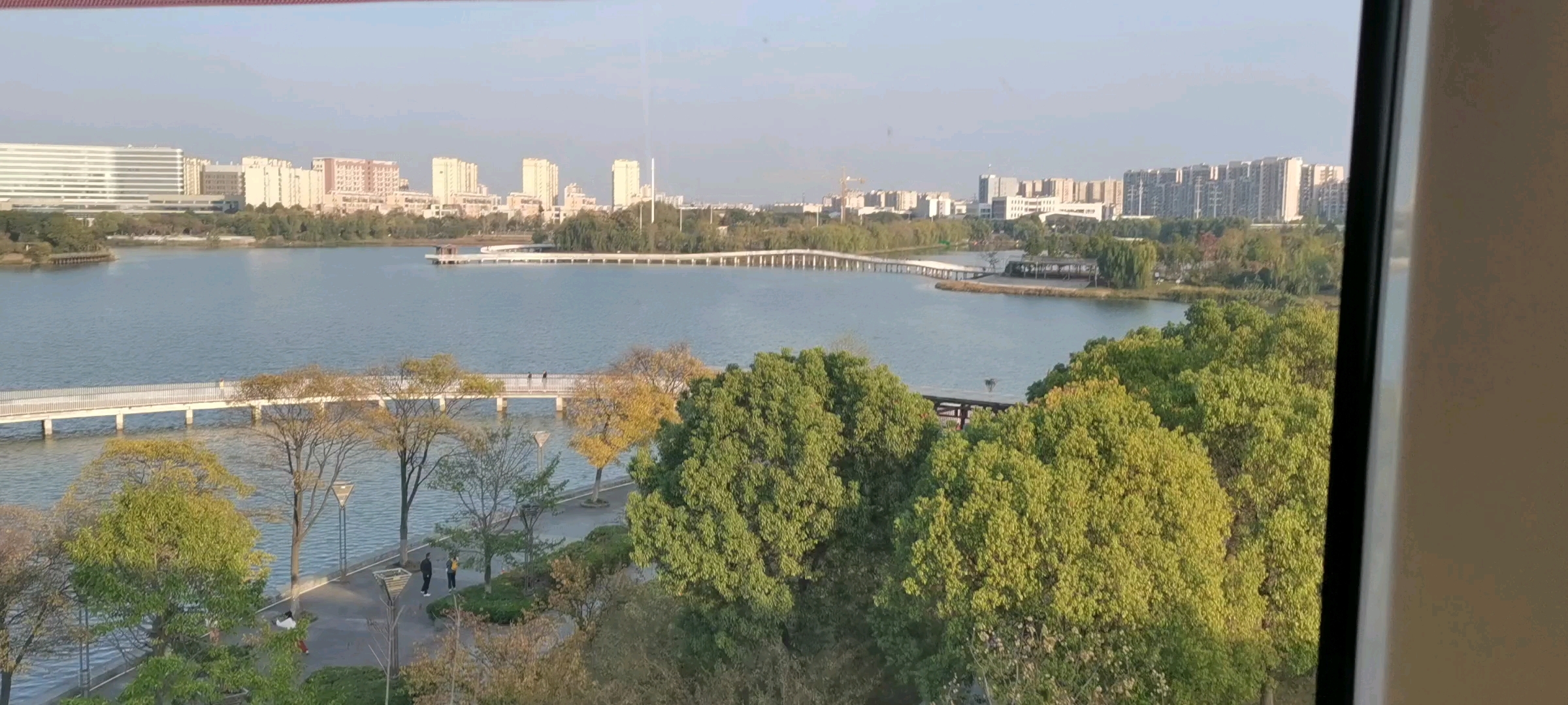 坐轻轨去看银湖公园