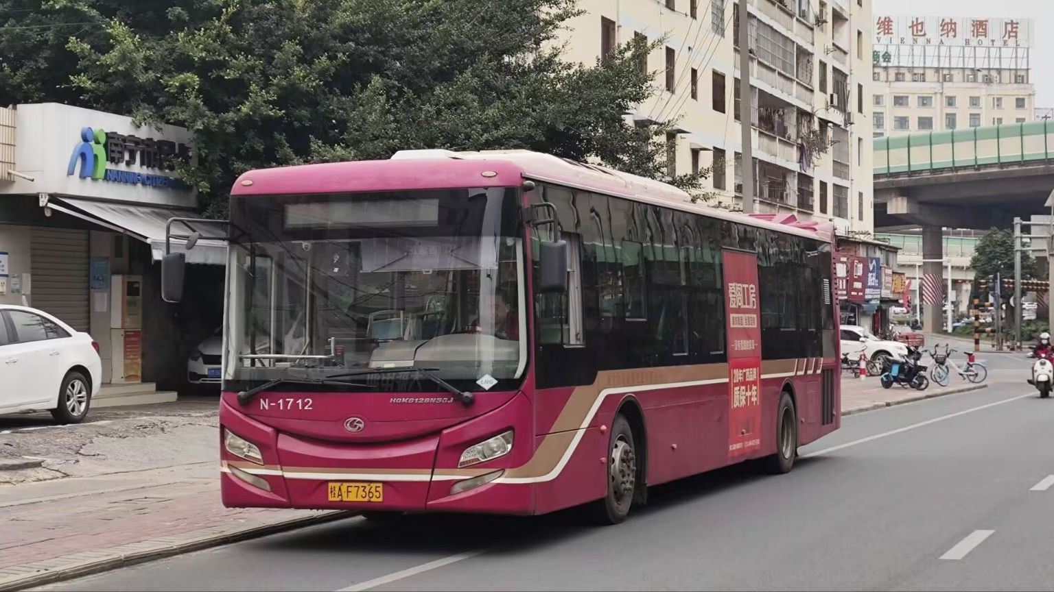 【南宁公交·一天只发四趟车的brt线路】南宁白马公共交通有限公司b