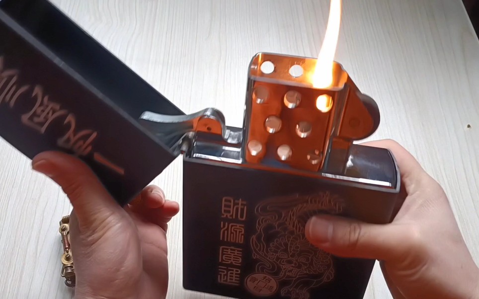 3款奇葩煤油打火机最大的700多克你见过这么大的打火机吗