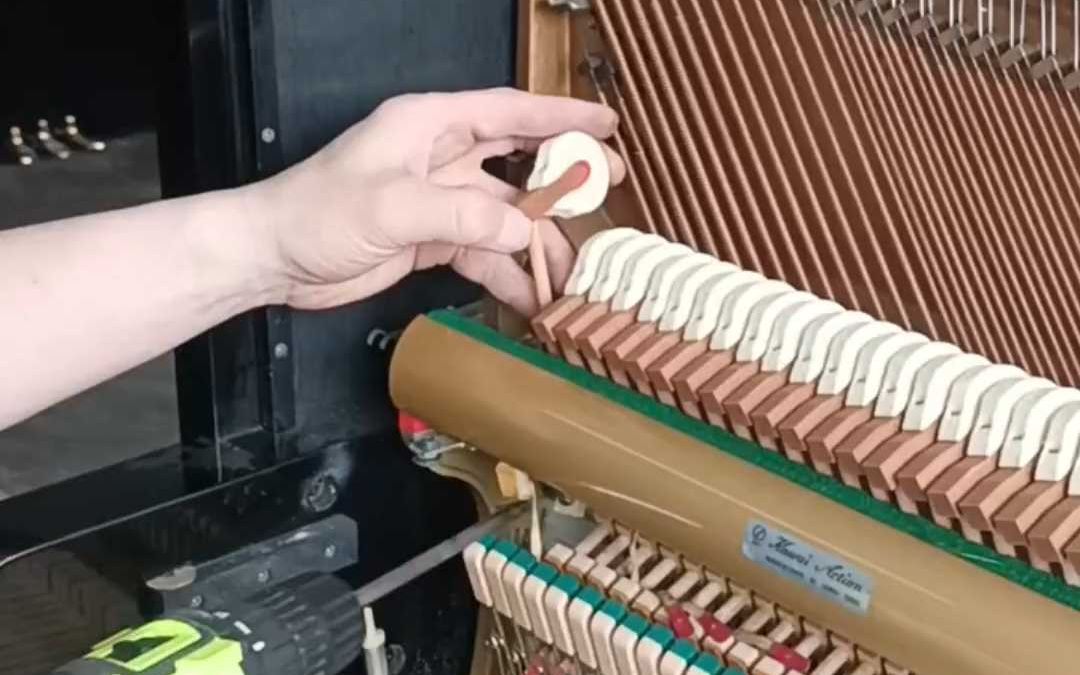 钢琴"开膛破肚"现场!顶胜绝活:88个榔头全靠这把枪调教