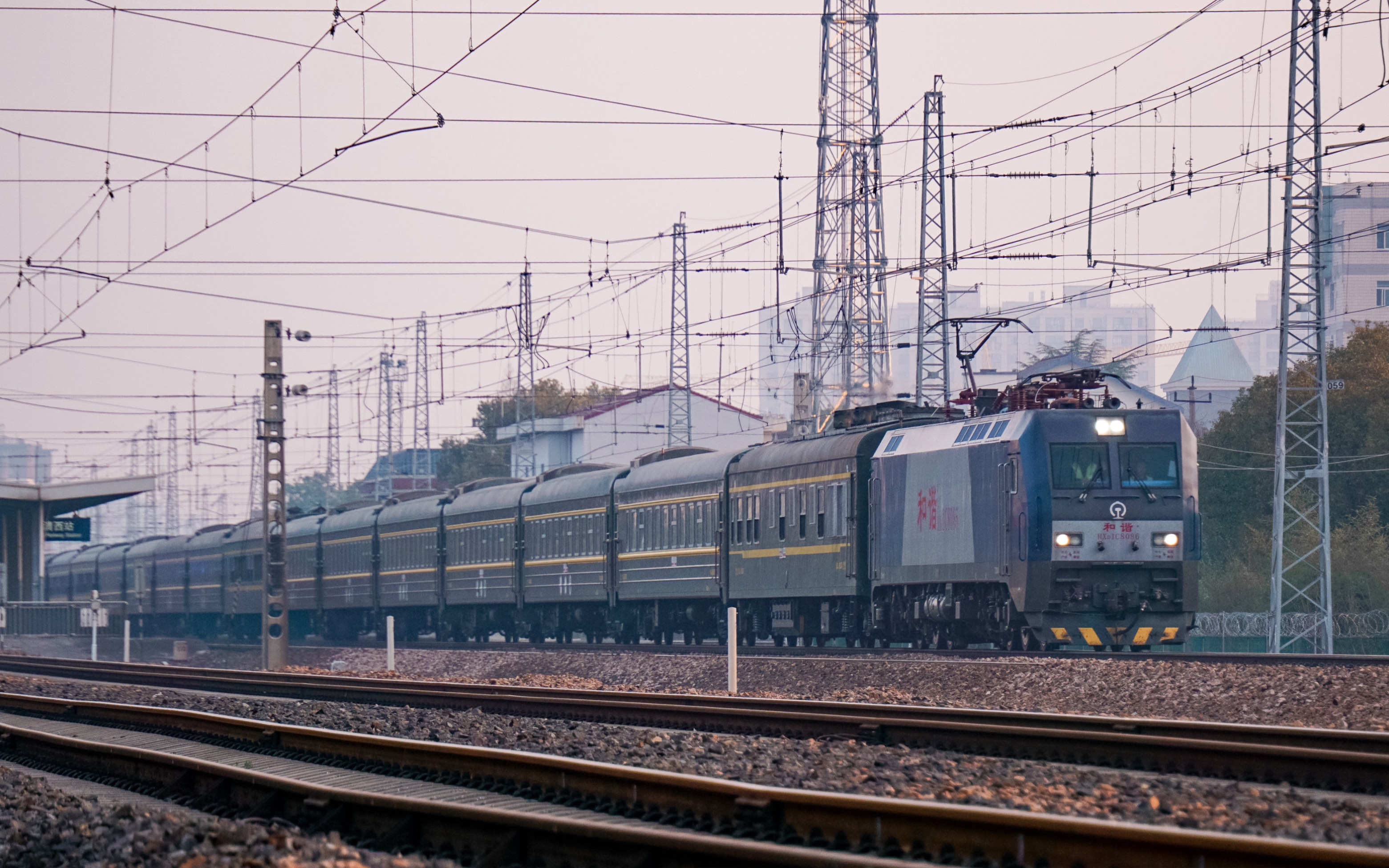 【铁路】18型游历线路加一 y427次德清西站一道通过 站内有作业人员