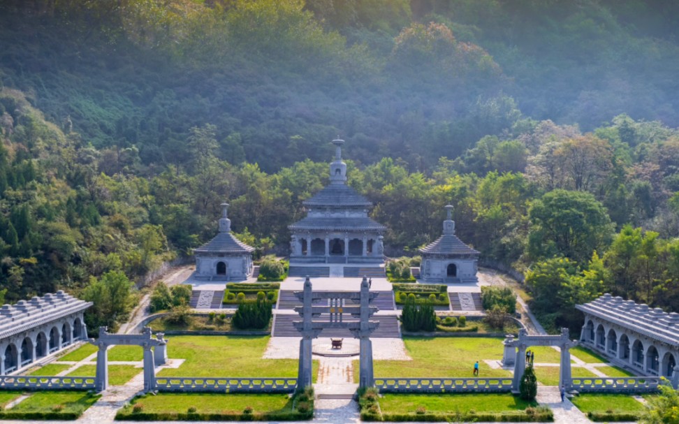 祖林位于巩义市青龙山慈云寺景区,是有历史记载的佛教文化古迹,不知毁