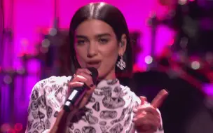 Video herunterladen: Dua Lipa - Be The One & IDGAF & New Rules - Bambi Awards 2018 英文字幕