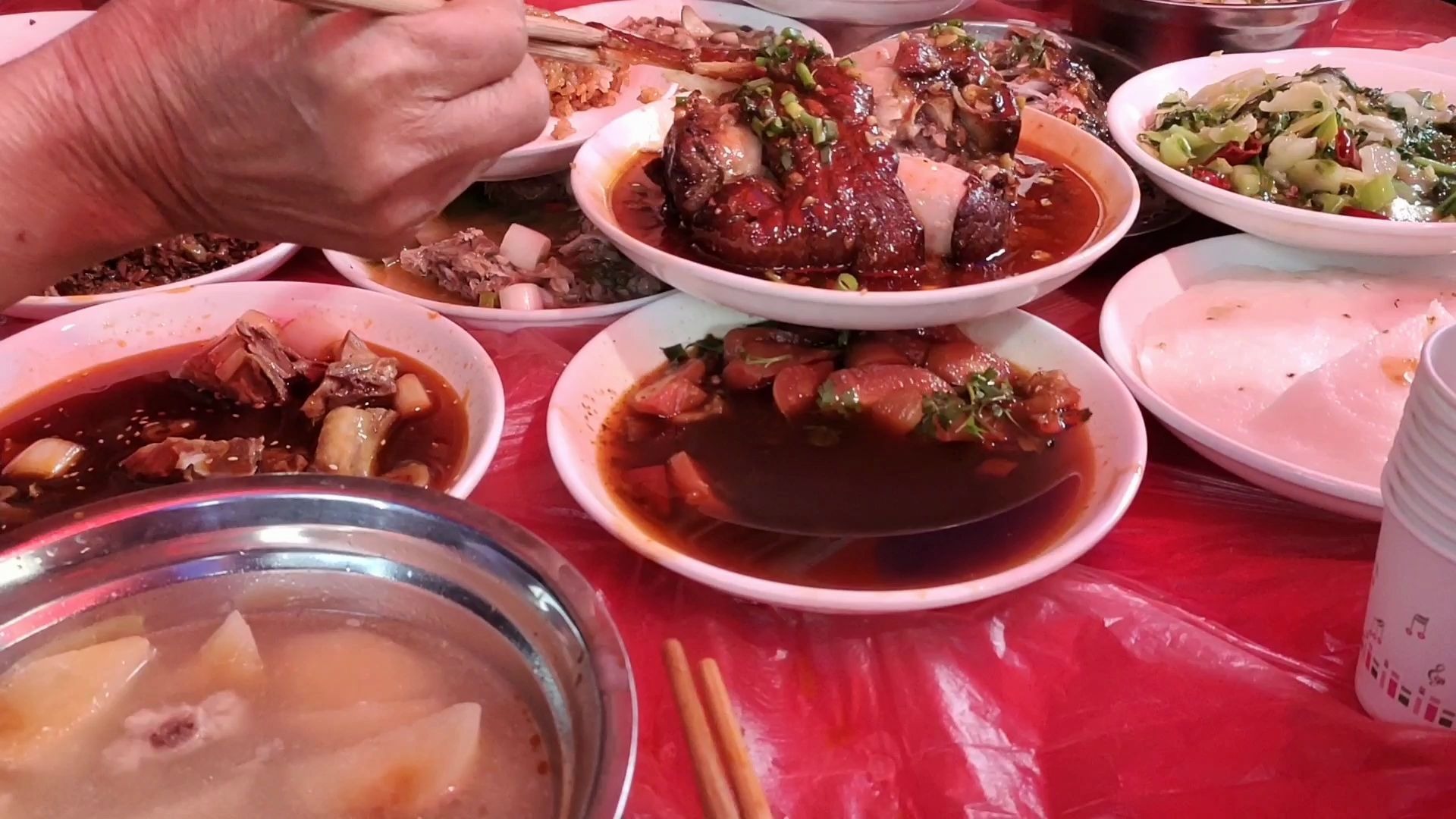 四川乡镇上的结婚酒席,这热闹的场面,慢了你坐不到位子