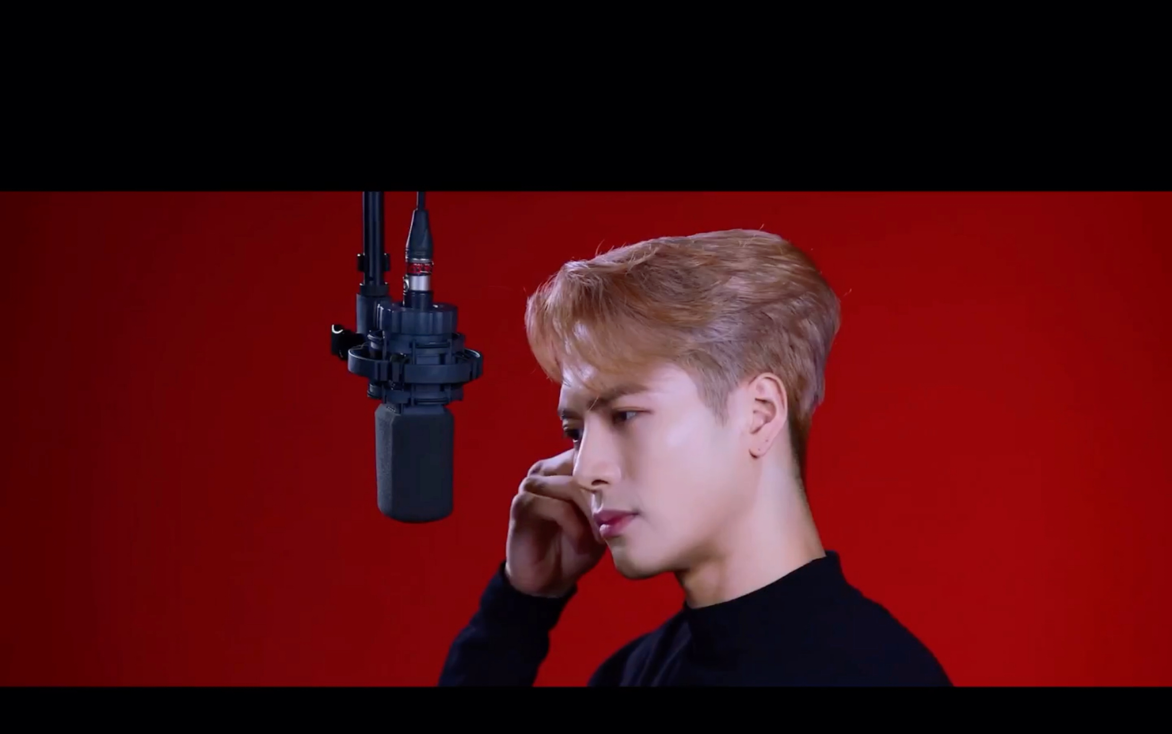 [王嘉尔]音乐人王哥又开始迷人了,粤语烟嗓版《一路上有你》