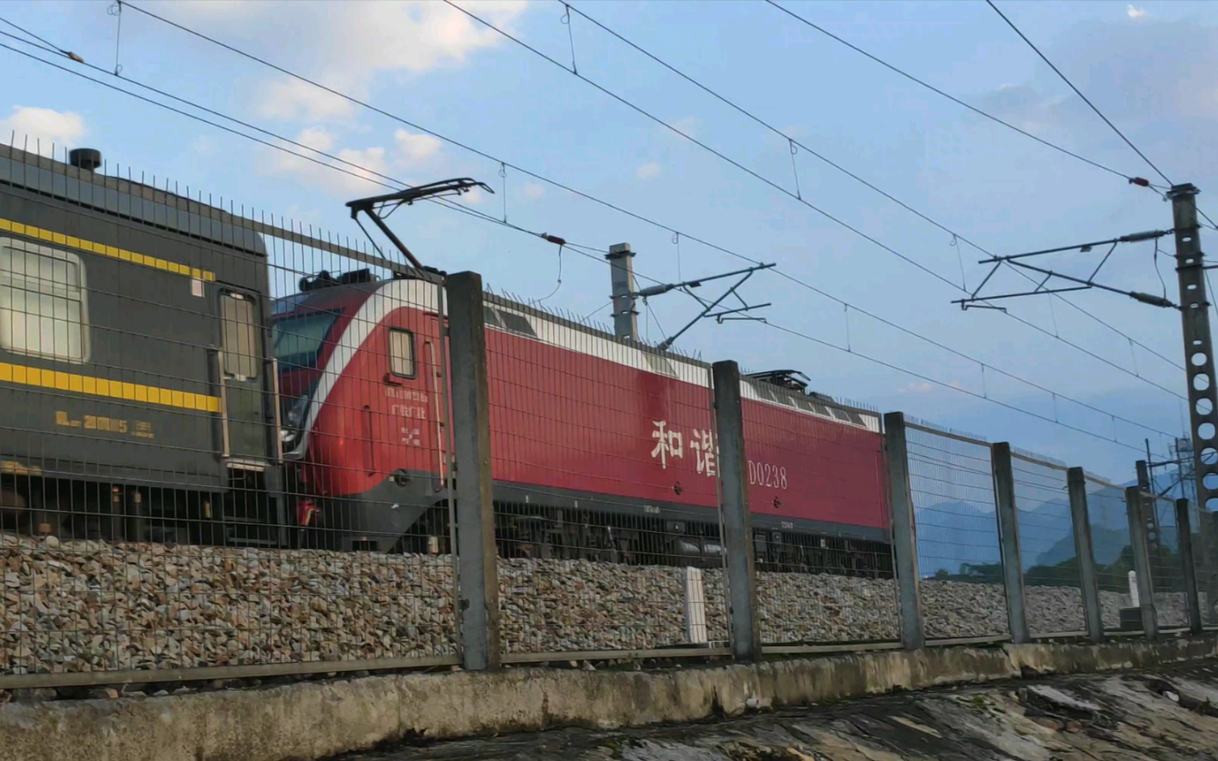 广铁广段hxd1d0238牵引z190次列车快速通过