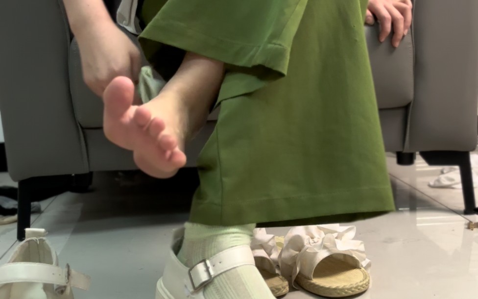 宝贝们脚底好看脚背好看