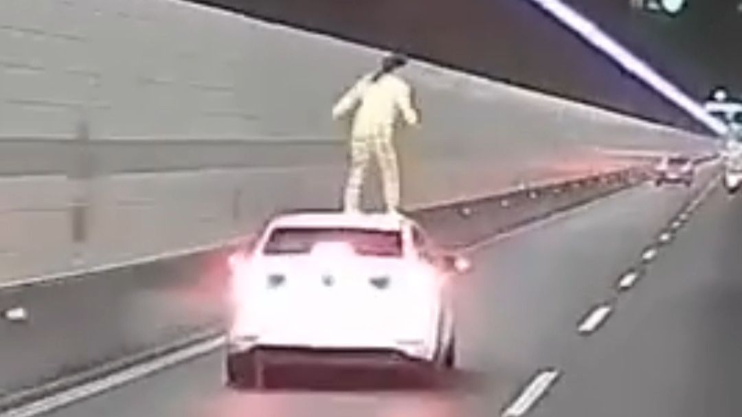 9月8日，浙江钱江隧道内一女子爬出车窗跳车，后方大货车紧急避让险些侧翻。