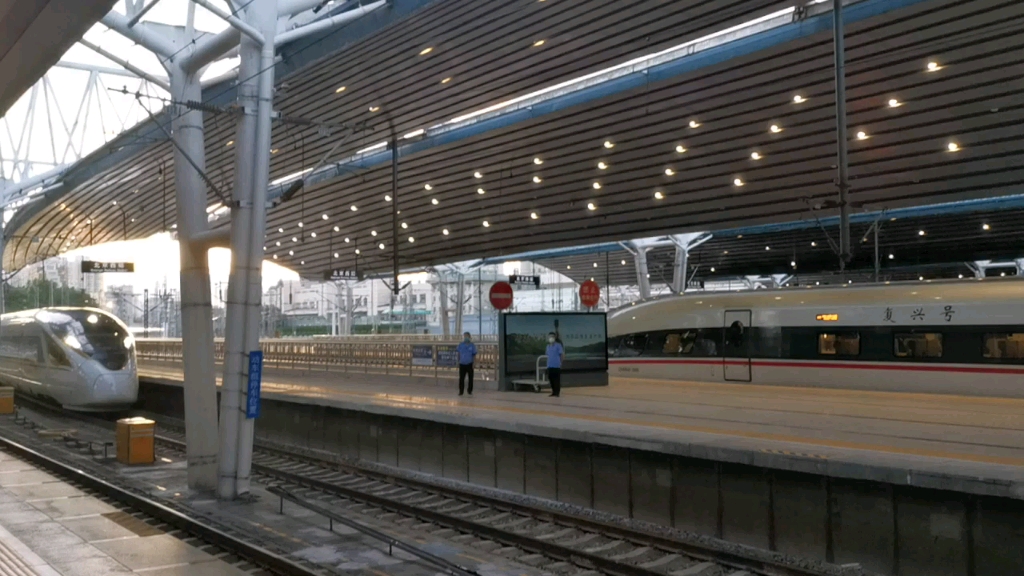 国铁82g1580襄阳东北京西驶入北京西站15站台