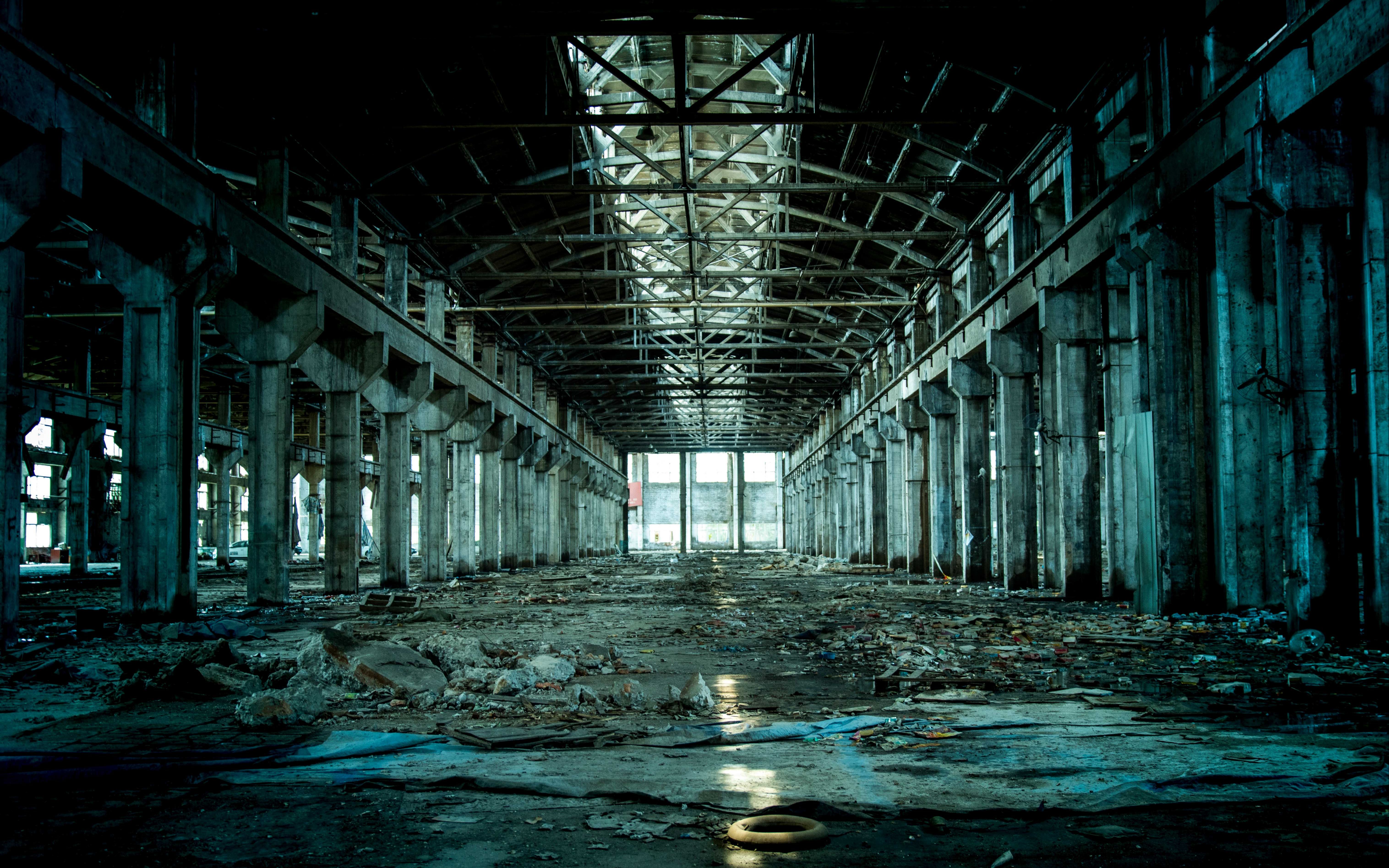 【第一视角】带着相机,误入一个废弃工厂,小姐姐害怕,我一个人到处瞎