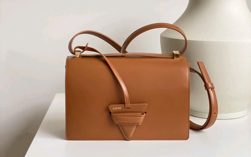 loewe罗意威2021全新改款巴塞罗那三角包