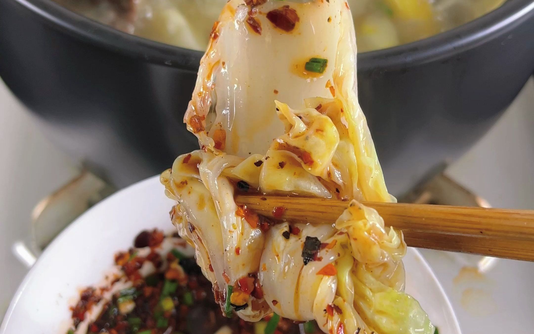 天冷了,炖点东西吃吧,煮点白菜,蘸着糊辣椒面蘸水,特下饭.