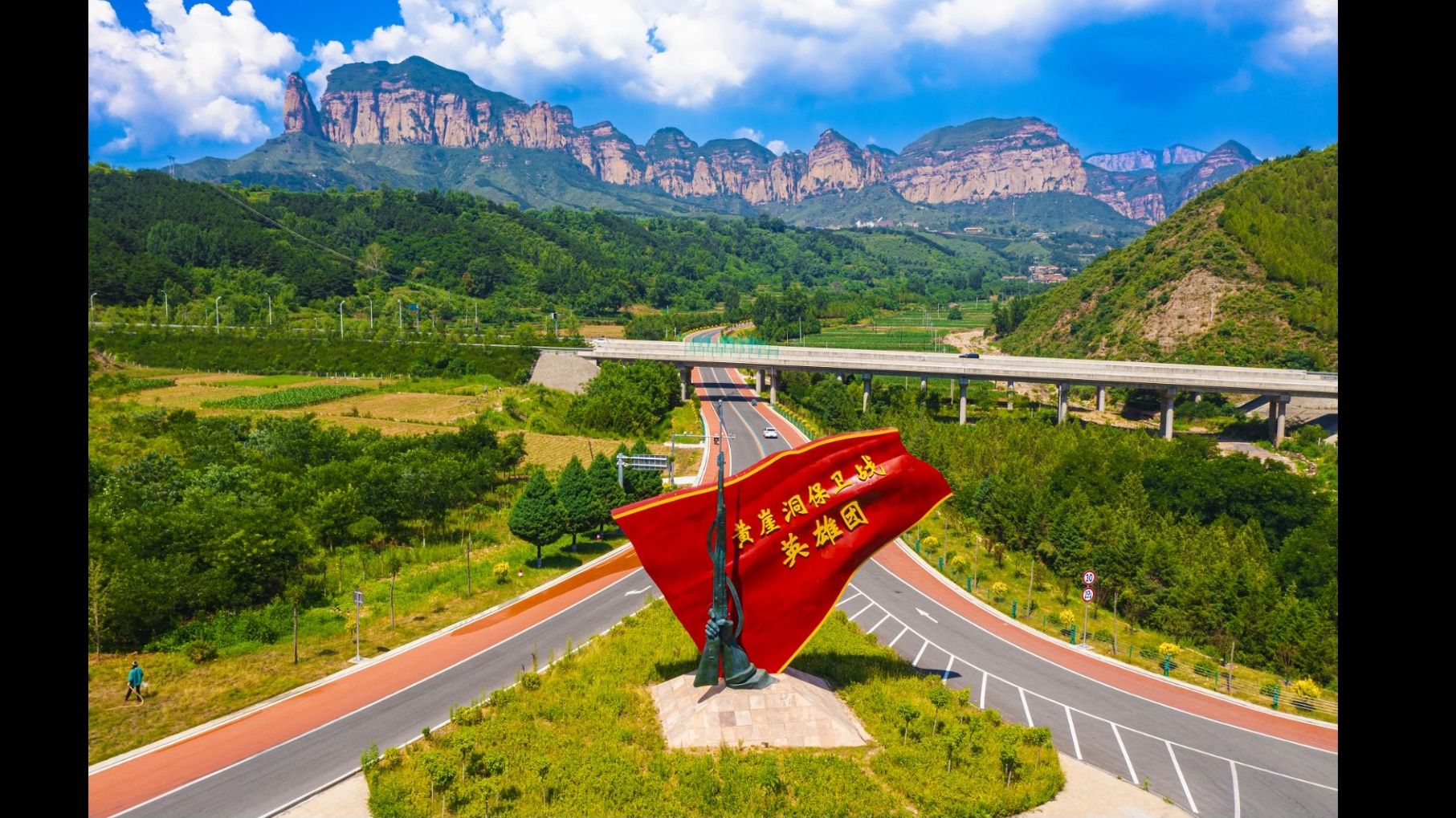 板山是集革命传统教育,自然风光游览和消夏避暑为一体的著名风景旅游