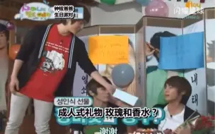 Télécharger la video: 【SHINee Hello Baby】反对钟铉爸爸变成20岁的 只送19支玫瑰花的温流爸爸