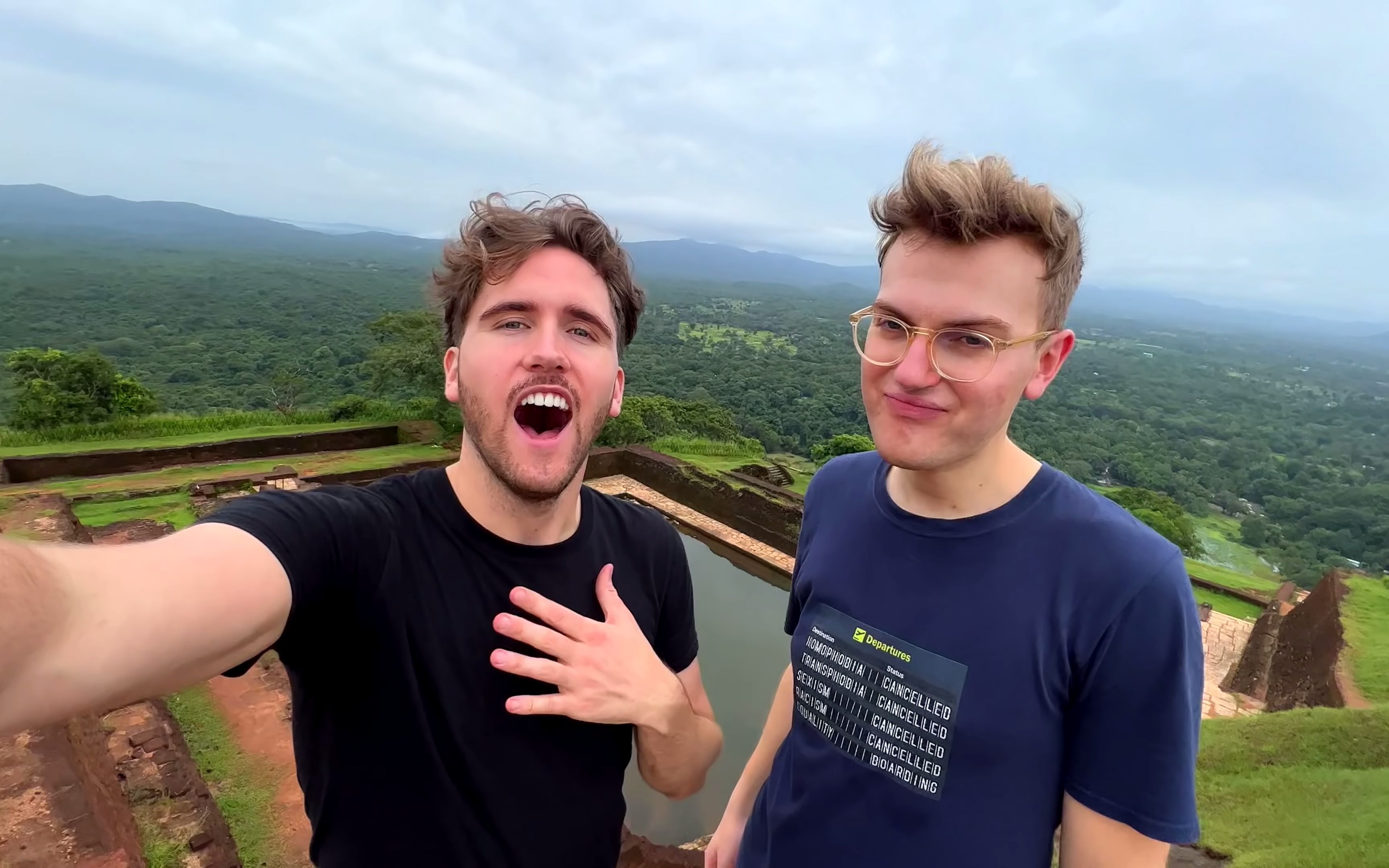 [图]【Oskar and Dan】We Visited Sri Lanka's Number One Tourist Site (our last day)