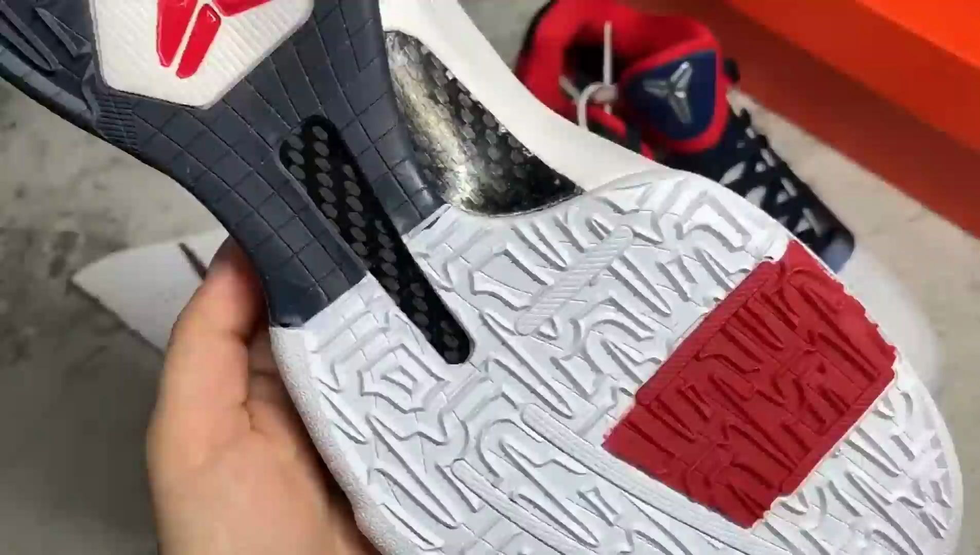 实拍科比5代鞋底做工 看看是否能实战