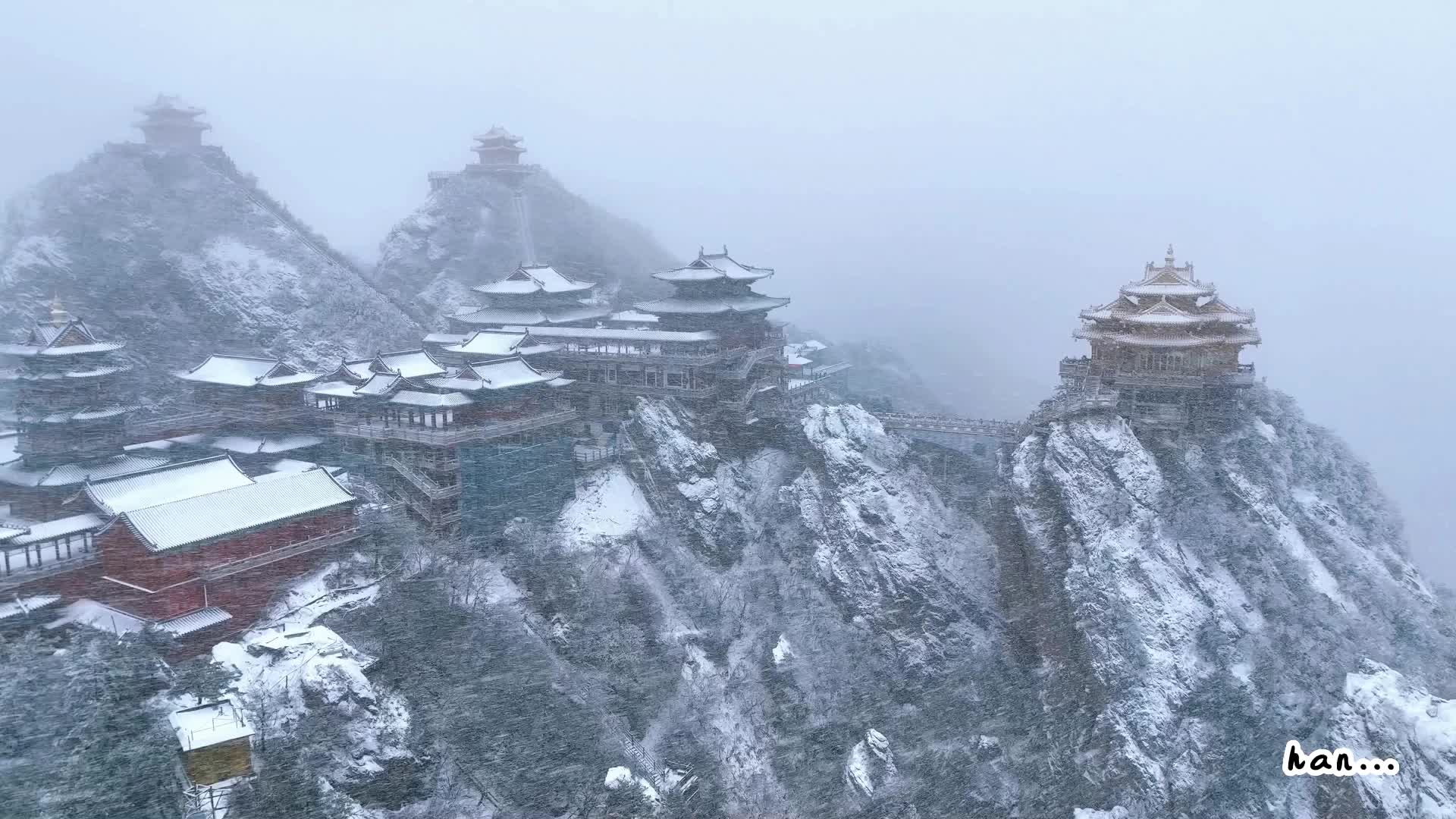 老君山的雪天航拍 千万不要划走#又见老君山#老君山雪景