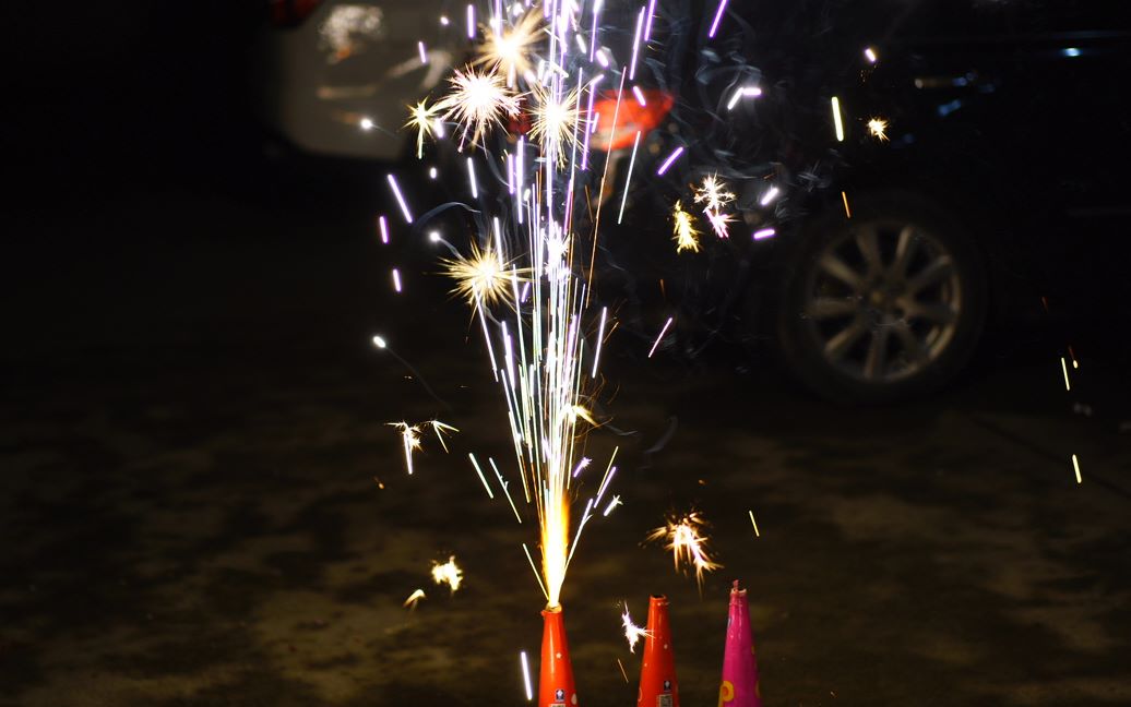 带小朋友放花炮