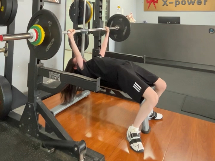 女生卧推37.5kg*6 自重41kg