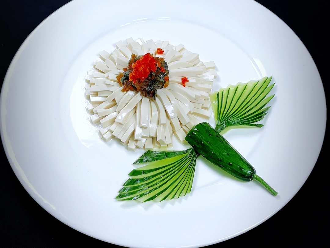 摆盘技巧 #创意盘饰 #皮蛋豆腐 #高手在民间