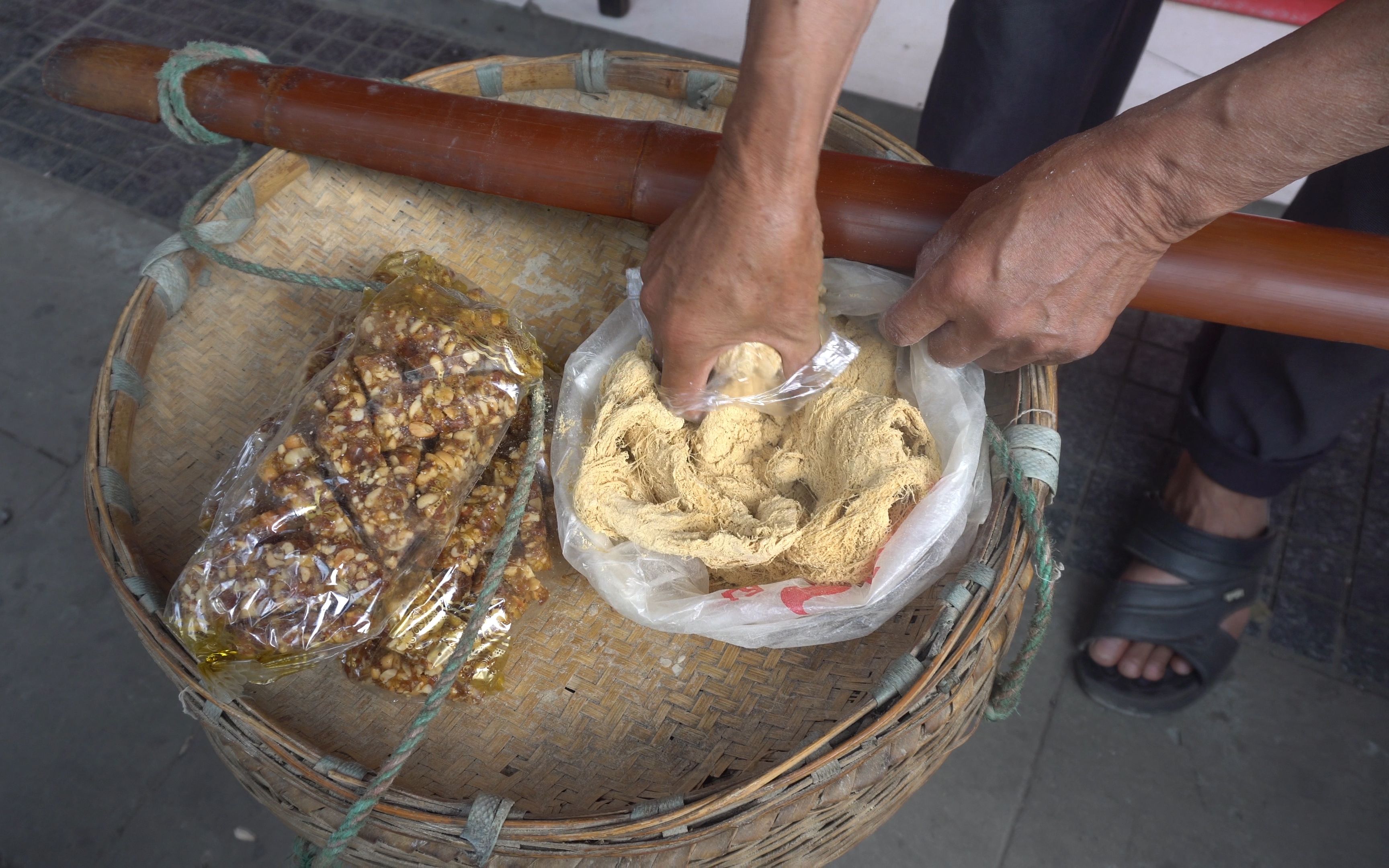 贵州老伯街头卖叮叮糖,敲打铁镐发出声响吸引顾客,5元能买俩袋_哔哩