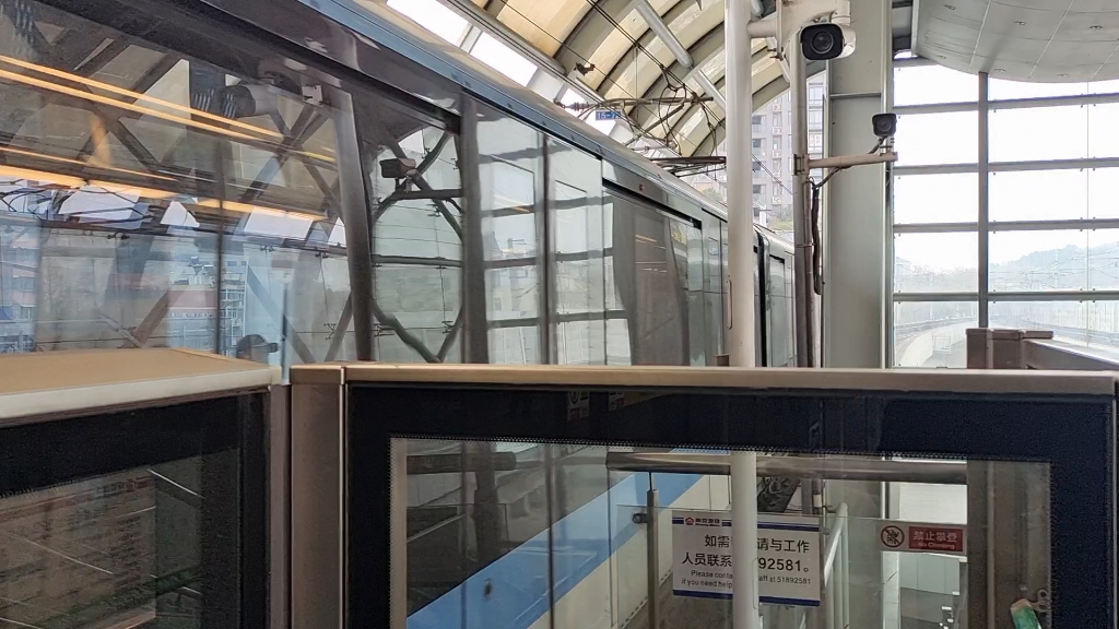 南京地铁1号线113114号车(四代蓝鱼)进迈皋桥站,往八卦洲大桥南方向