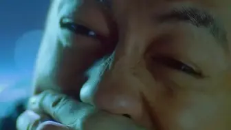 长官，请把子弹拉出来，我们要检查的！