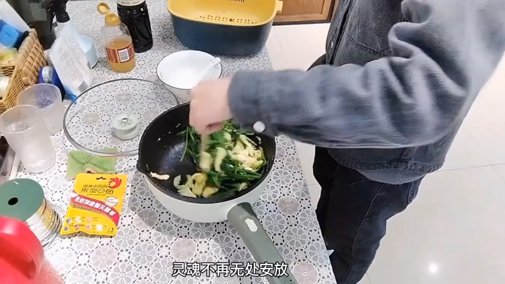 [图]边做花，边做饭。一杯敬天，一杯敬地；一杯敬天地人。人间烟火，上顺天意；下顺民意，可谓人矣。