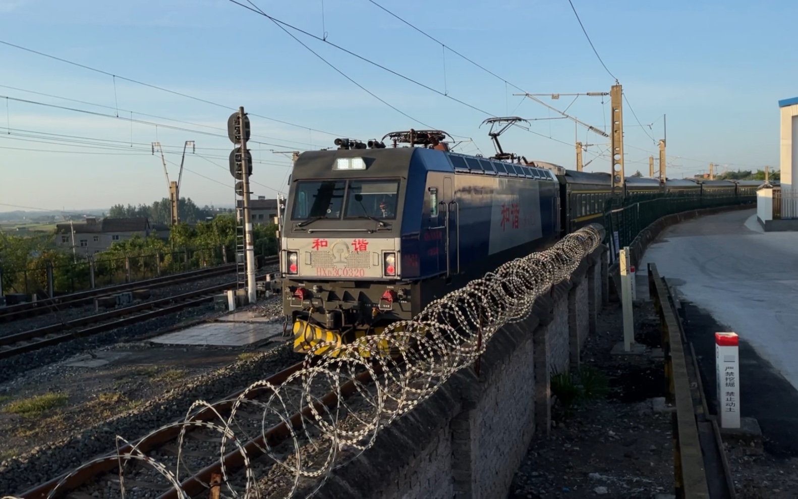 广铁长段和谐电3c0320牵引k536次经鸭宜线进鸭雀岭站