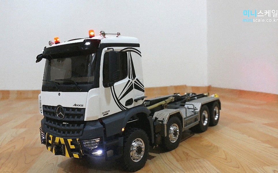 [图]【室内演示】1/14 镭速遥控拖头 LESU Mercedes Arocs 4-axle Roll on/off tipper(HookLift) 8X8