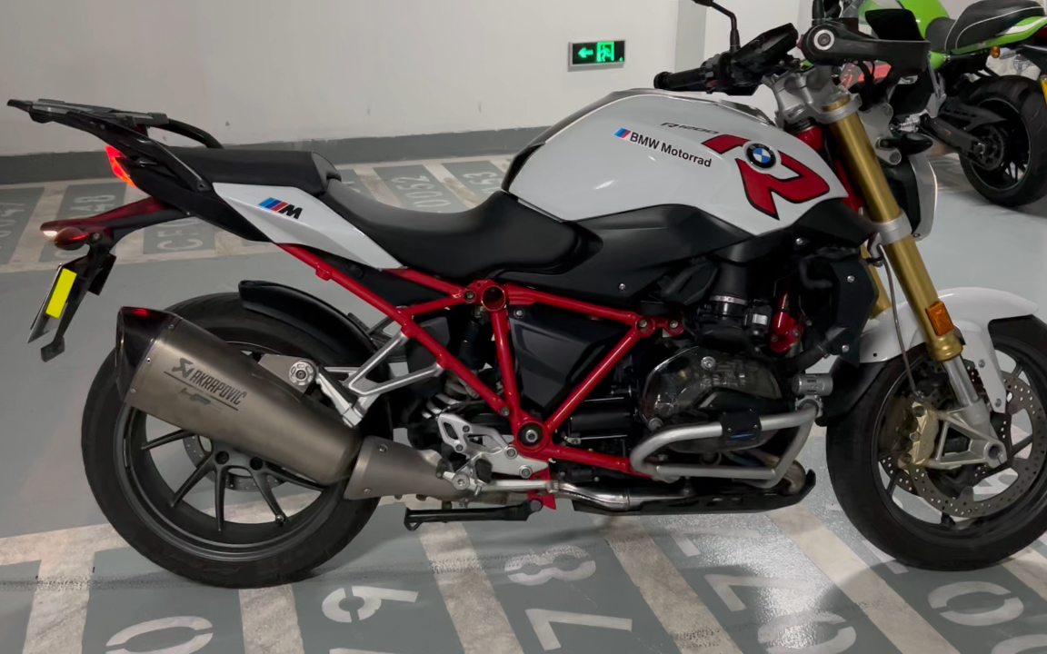 宝马r1200r(2017) 地库启动,钛合金天蝎尾段排气试听,1200rt通用,拳击