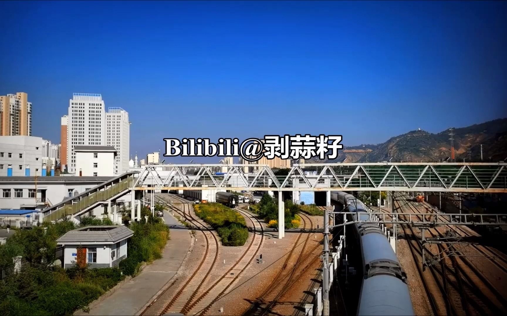 宁段df5内燃机车1687号机倒推重庆——西宁0t337次列车驶入西宁车辆段