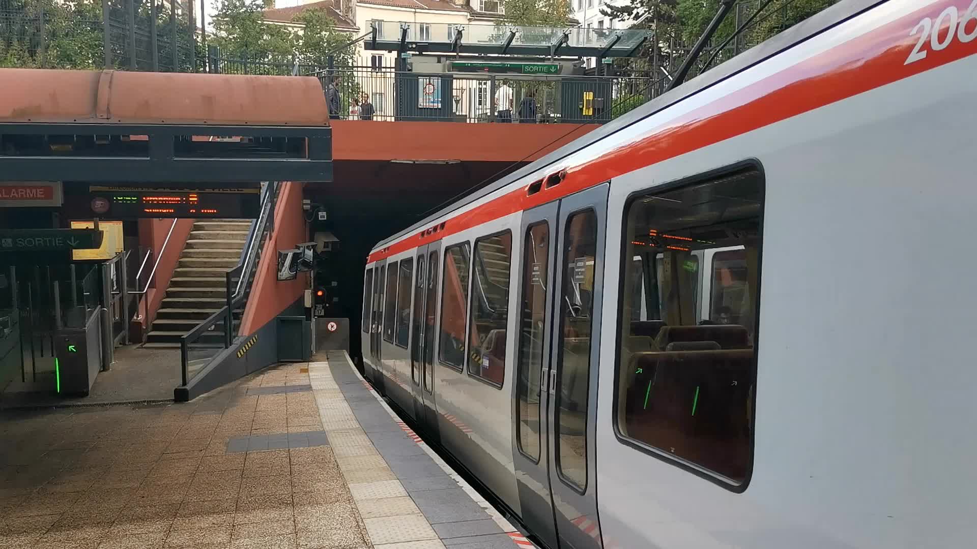 世界上最倾斜的地铁站之一里昂地铁c线croixpaquet站双向出站