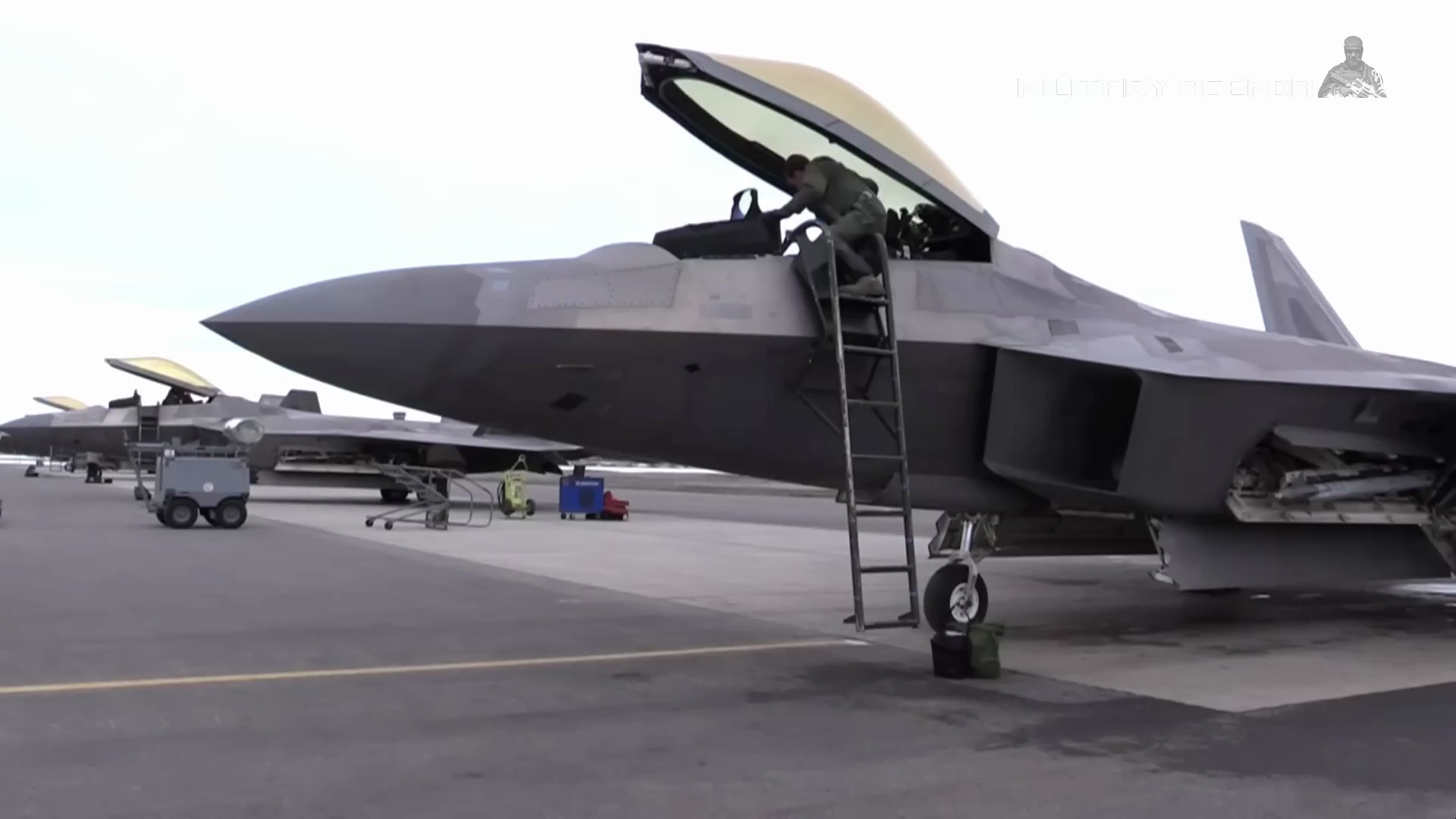 4架美国f-22猛禽战斗机飞越乌克兰上空的那一刻吓坏了俄罗斯