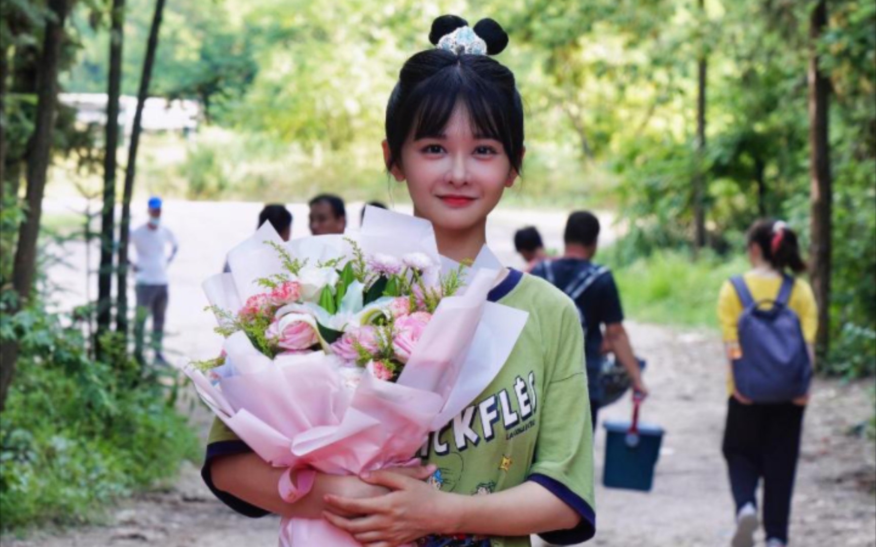 杨馥羽公子墨上香杀青现场希望早日开播