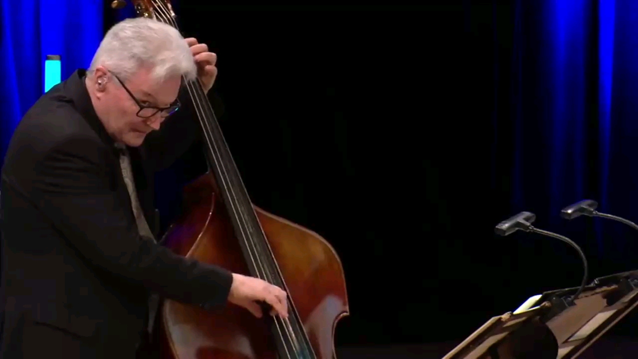 演奏挑战赛:12中国乐器又来砸场子了吴蛮老师一首 金蛇狂舞听呆身后