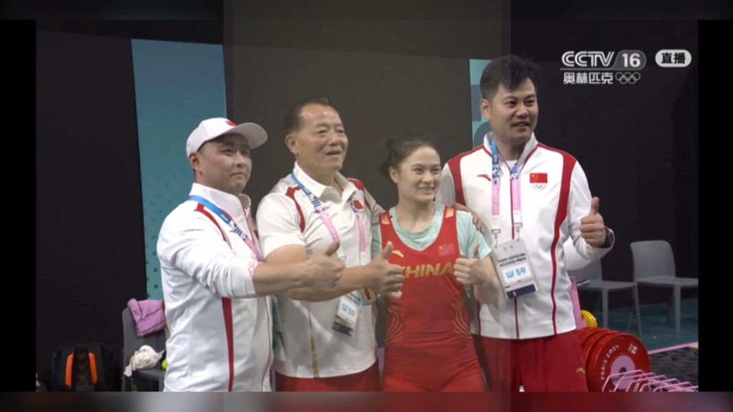 女子举重59公斤级决赛罗诗芳勇摘金牌 乌克兰变性选手卡米拉在本局