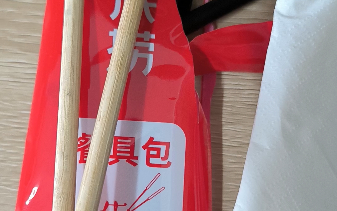 曝光海底捞自热火锅餐具使用发霉的筷子